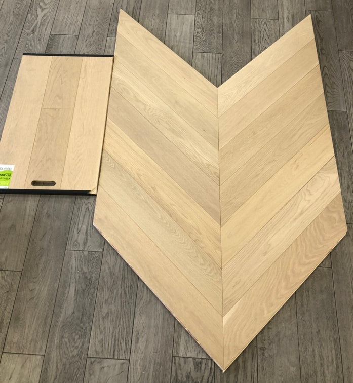 Moonlight - Vidar 5" x 3/4" Chevron American Oak Engineered Hardwood T&G