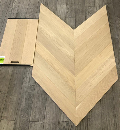 Moonlight - Vidar 5" x 3/4" Chevron American Oak Engineered Hardwood T&G